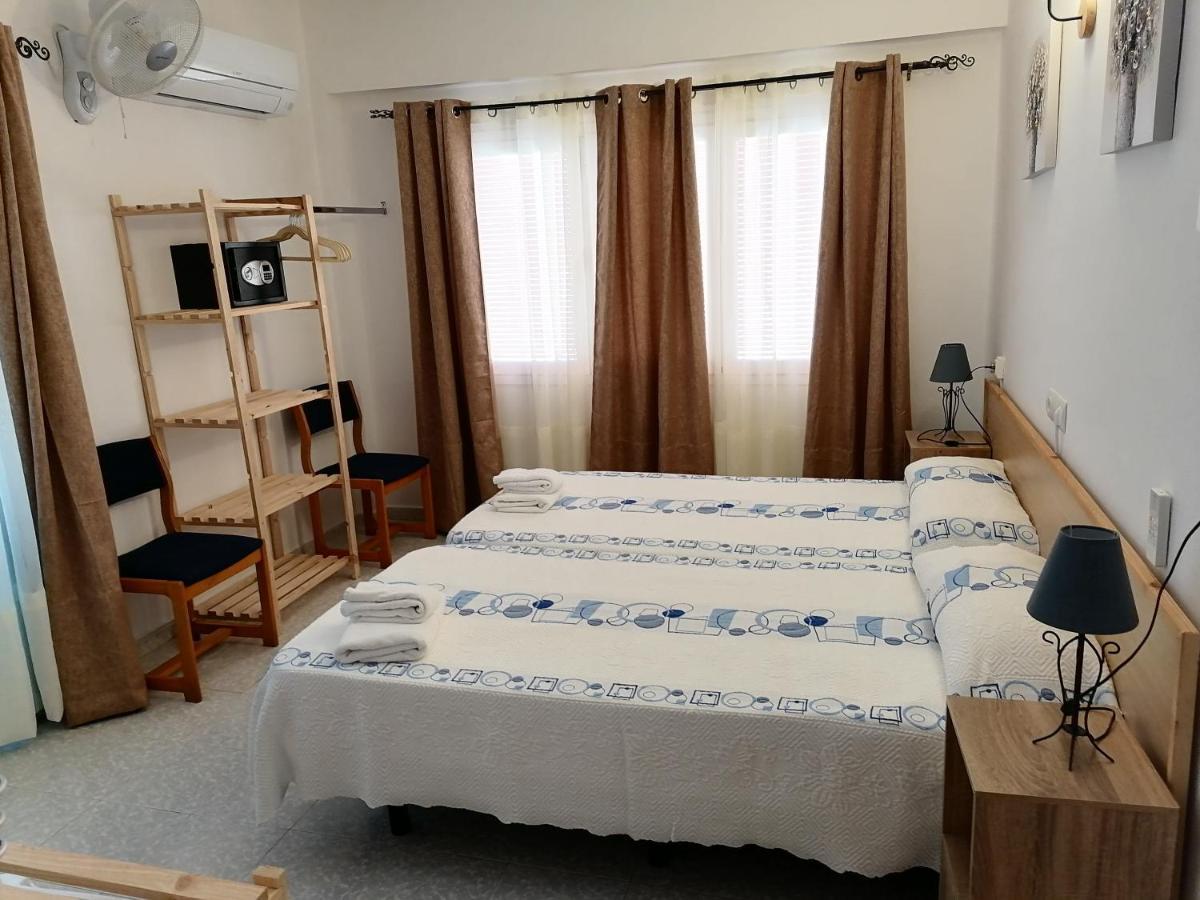 Hostal Pepe Sant Ferran de Ses Roques Buitenkant foto